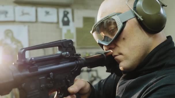 Человек тренируется стрелять на стрельбище, крупным планом — стоковое видео
