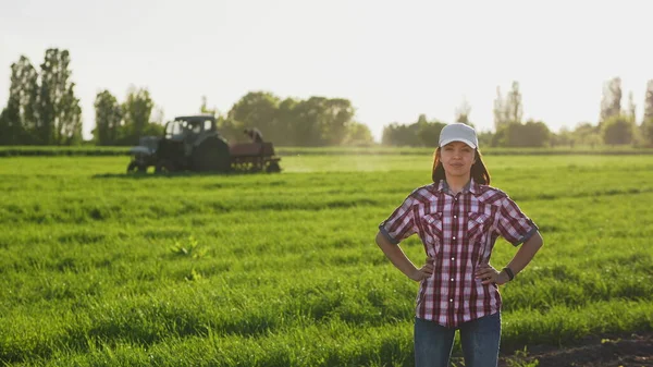 Retrato de granjera en el campo — Foto de Stock