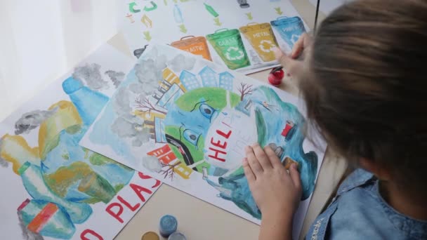 Meisje tekent verf poster, milieuprobleem — Stockvideo