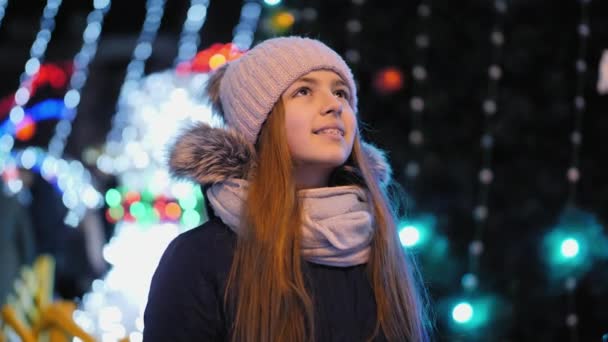 Sorrindo Menina Olhando Para Luzes Natal Cidade — Vídeo de Stock