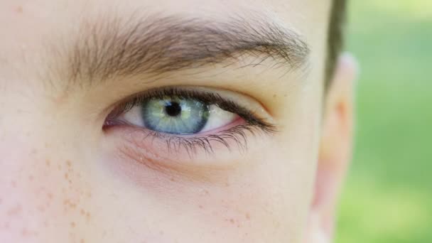 Egy fiú kék szeme közelről. — Stock videók