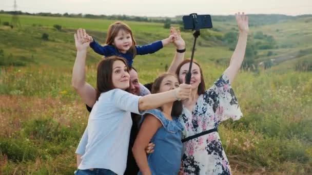 Gelukkig familie knuffelen maakt selfie op smartphone — Stockvideo