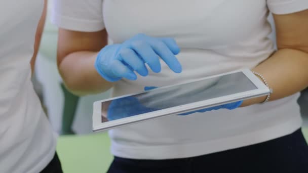 Médicos discutindo imagem de raios-x em tablet, close-up — Vídeo de Stock