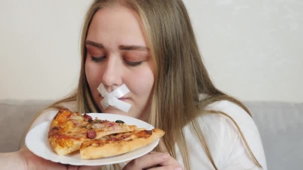 Ontken jezelf eten, duct tape op de lippen — Stockvideo