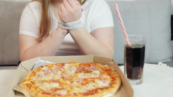 Negati di mangiare, metti del nastro adesivo sulle labbra, le mani legate — Video Stock