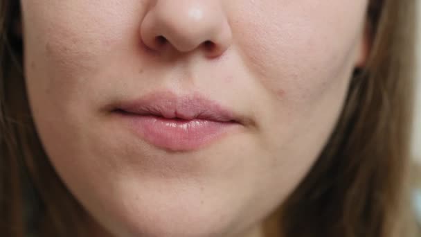 Woman eating chips close-up — 비디오