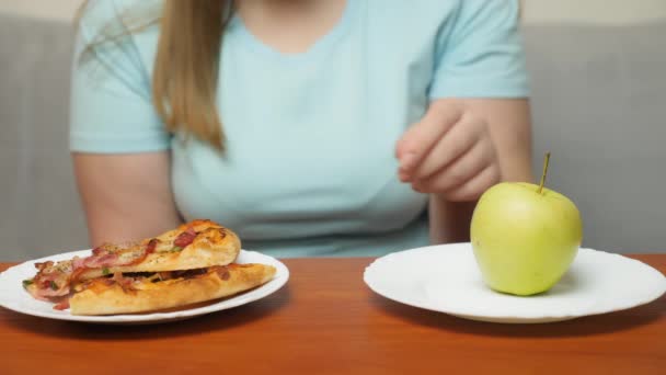 Sağlıklı ve sağlıksız yiyecekler arasında seçim yap — Stok video