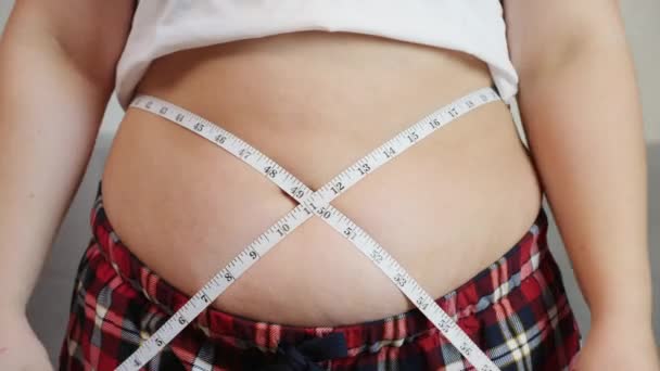 Sobrepeso, mujer gorda midiendo su estómago — Vídeos de Stock