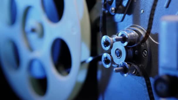 Κίνηση του cine-film μέσω της διαδρομής ταινίας, κοντινό πλάνο — Αρχείο Βίντεο