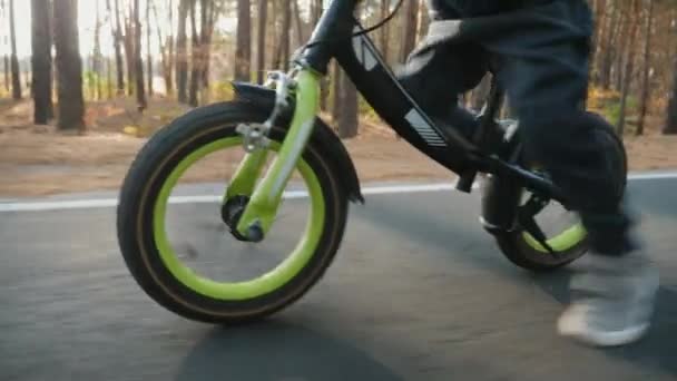 Malý chlapec jezdí na kole rovnováhy, zblízka — Stock video