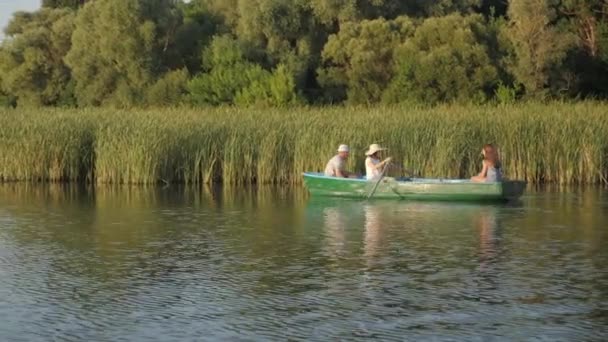 Сімейні вітрила в дерев'яному човні — стокове відео