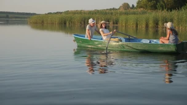 Rodinné plachty v dřevěné lodi — Stock video