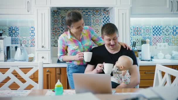 Ευτυχισμένη οικογένεια στην κουζίνα το πρωί — Αρχείο Βίντεο