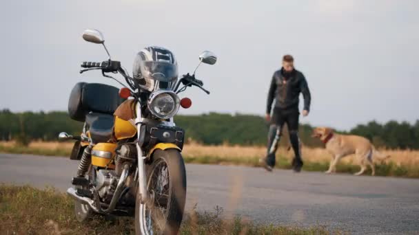 El tipo con su perro va a la motocicleta — Vídeos de Stock