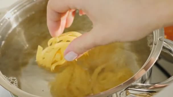 Pasta kokas i kokande vatten — Stockvideo