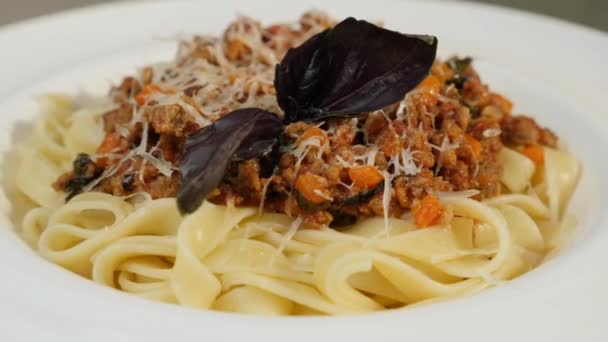 Roterande vit platta med pasta bolognes — Stockvideo