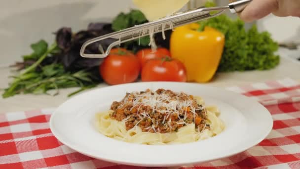 Chef muele queso parmesano en un plato terminado — Vídeos de Stock