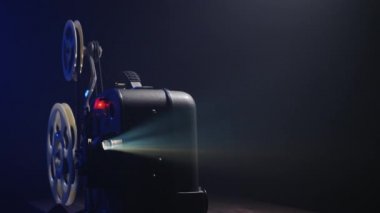 Retro film projektörü çalışıyor, karanlık oda.