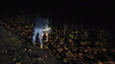 Kızı kovalayan adam onu yere serdi.