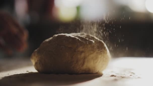 テーブルの上に小麦粉で生地をこねる女性の手 — ストック動画