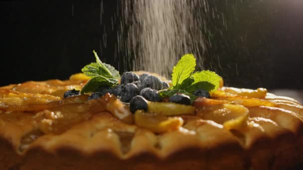 Primer plano del pastel de manzana con rodajas de manzanas caramelizadas — Vídeos de Stock
