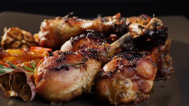 Rotating grilled chicken legs on a plate — Stock Video