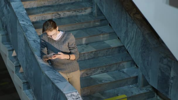 Chico guapo utiliza un teléfono inteligente — Vídeos de Stock