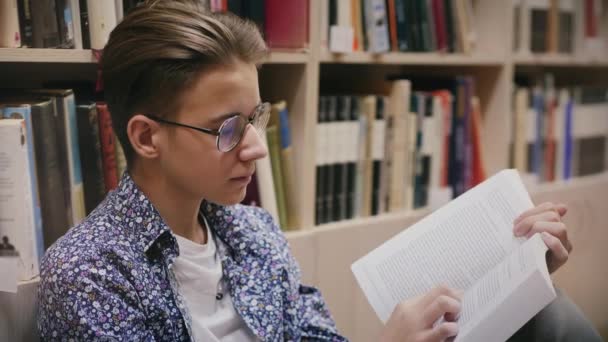 Retrato de un joven leyendo un libro — Vídeo de stock