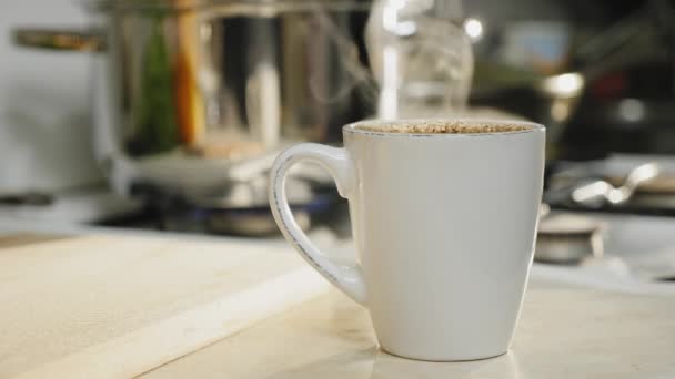 Witte keramische beker met hete koffie, close-up — Stockvideo