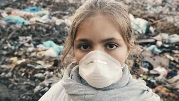 Portret van een verdrietig meisje met een beschermend masker — Stockvideo