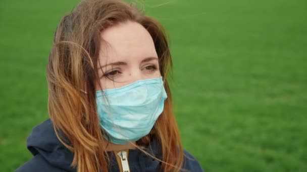 Portret Kobiety Noszącej Ochronną Maskę Medyczną Zewnątrz Zielonym Tle Zbliżenie — Wideo stockowe