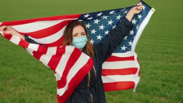 Mujer Con Máscara Médica Sostiene Bandera Sus Manos Detrás Espalda — Vídeo de stock