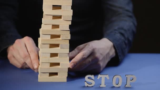 Mano Masculina Saca Bloque Madera Torre Derrumba Destruyendo Palabra Stop — Vídeos de Stock