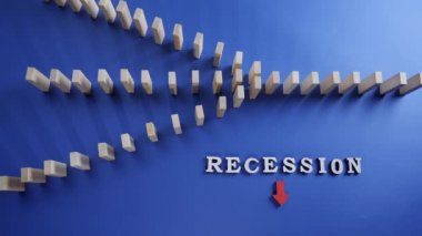 Kırmızı oklu durgunluk kelimesi ve mavi arka planda domino etkisi olan düşen tahta bloklar. Finansal durgunluk, durgunluk, kriz, iş kazası ve ekonomik çöküş kavramı.