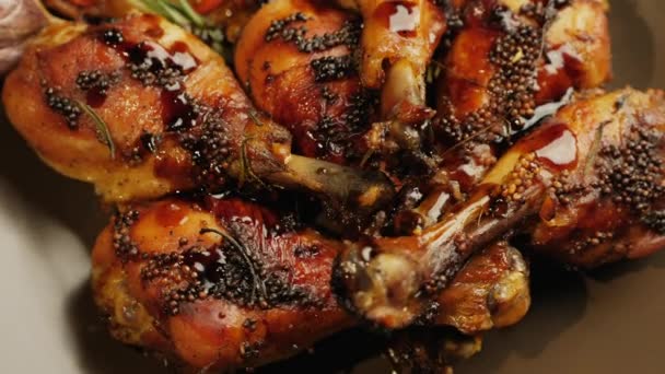 Girando pernas de frango grelhadas em um prato — Vídeo de Stock