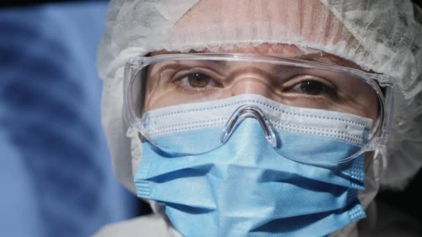Doutor em uniforme de proteção médica, rosto de close-up — Vídeo de Stock