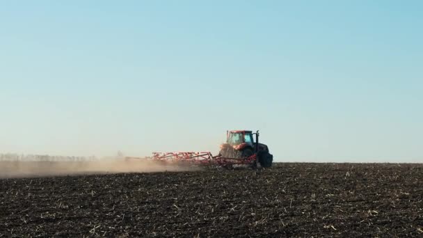 Farmer on a tractor works in the field — Stock Video