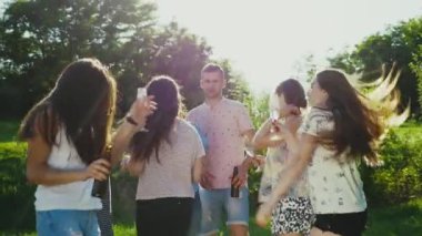 Arkadaş grubu doğada birlikte eğleniyor.