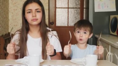 Çocuklar sofraya çatal bıçak koyarlar.