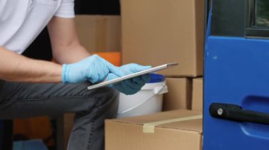 Paket teslimatı - ellerin yakın çekimi ve dijital tablet