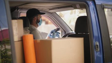 Teslimatçı kamyonetteki akıllı telefondan arıyor.