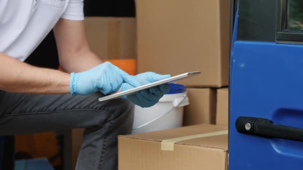 Parcel delivery - close-up of hands and digital tablet — Stock Video
