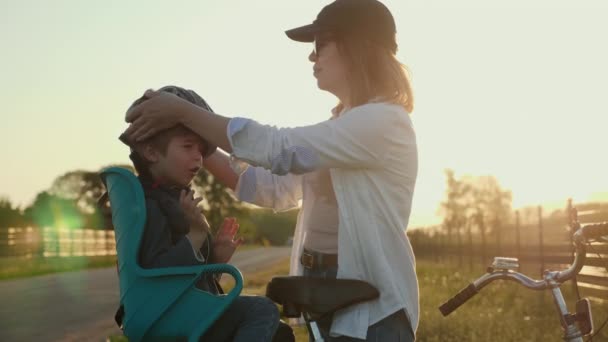 Cyklistika. Dítě by mělo nosit cyklistickou helmu — Stock video