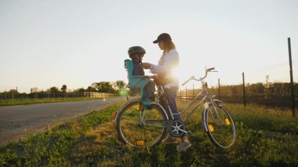 In bicicletta. Bambino dovrebbe indossare il casco da bicicletta — Video Stock
