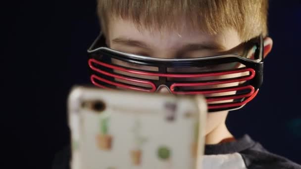 Child boy playing with mobile phone, close-up — Stock Video