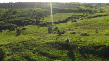 Ukrayna 'da yeşil vadi üzerinde uçuyor.