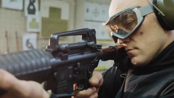 Homem treina para atirar no campo de tiro, close-up — Vídeo de Stock