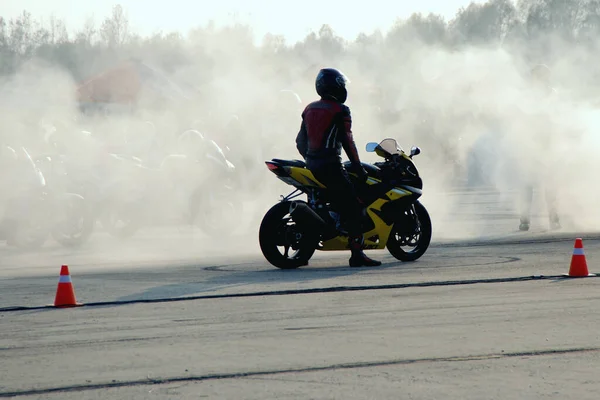 Biker rester sur la moto sur la route avec la fumée du pneu — Photo