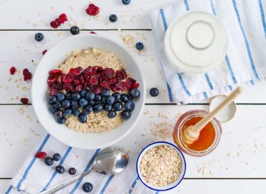 Kızılcık ve yaban mersini ile yulaf lapası