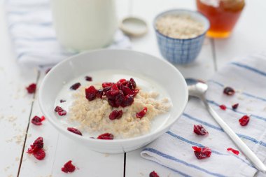 Cranberries ile yulaf lapası